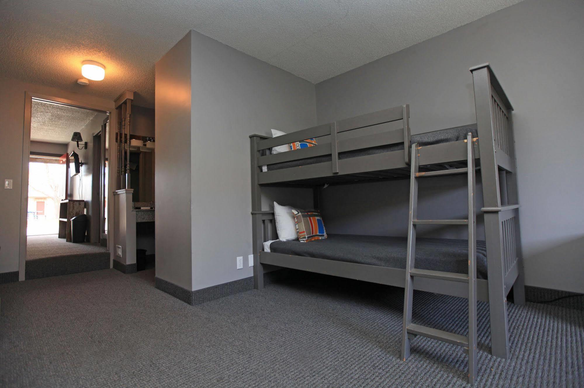 Vintage Block Inn & Suites Okoboji Luaran gambar